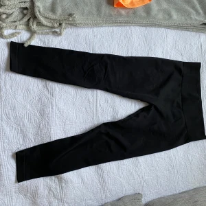 Relode slipstream seamless thigts  - Ett par hägmidjade thigts  från Relode, använda ett fåtal gånger. Säljer pga lite för korta för mig som är 1,85 cm lång! 200 kr för plagget + frakten 😀
