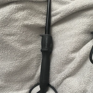 Locktång från cera wand  - Säljer min locktång då jag aldrig använder den. Använd Max 2 gånger så i nyskick. Har tyvärr inte kvar orginallådan som den kom med. Den är i den smalare storleken. Kan tänka att det är 13-26 mm💕💕 250 kr + frakt