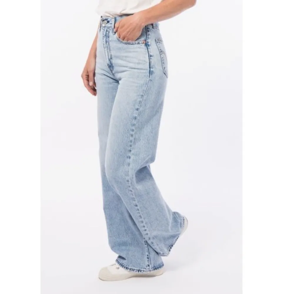 Säljer dessa snygga Levi’s jeans som är i väldigt bra skick. Modellen är wide leg. Nypris ca 1100. Buda privat 🥰🥰. Jeans & Byxor.