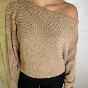 Stickad tröja - En väldigt fin beige stickad tröja, one shoulder i storlek L men passar även M och S! 80kr+frakt!