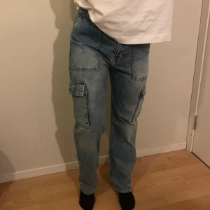 Jeans med fickor - Jeans från junkyard strl M, säljer då de blivit för små. Knappt annvända. 