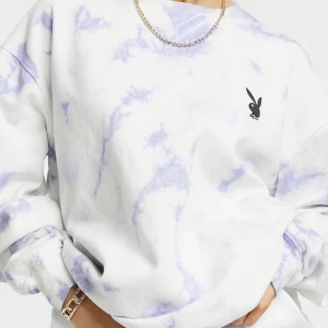 Sweatshirt - Playboy sweatshirt, har använt den några gånger, lite nopprig på insidan på grund av tvätt annars superfin! Stl S sitter rätt oversized och nice. Köparen står för frakt 66 kr⭐️ skriv privat för ytterligare bilder