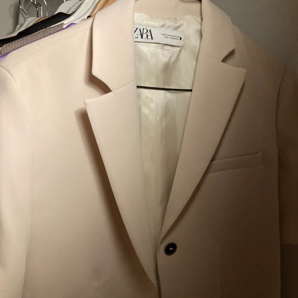 Cropped beige blazer från zara. Endast testad. Strl xs nypris 559kr. . Kostymer.