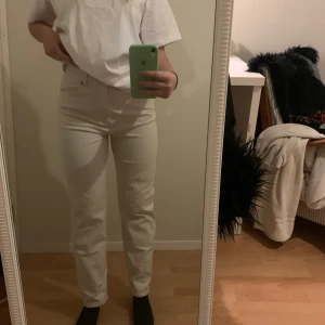 Vita jeans från lindex - Vita jeans från Lindex, bra skick. Strl 38. Säljer pga de aldrig kommer till användning.