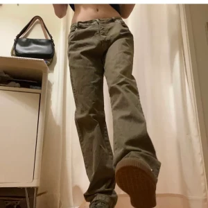 Militärgröna baggyjeans - Säljer dessa assnygga jeans då det tyvärr var för stora för mig. Assköna å stretchiga!