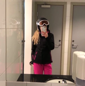 ❣️ Skidkläder ifrån swedemount ❣️ - Säljer dessa skidkläder ifrån swedemount!! 😍 Dom är i nyskick och har endast används cirka 10 gånger. Dom sitter så fint men dock så har jag blivit lite för lång (passar någon under 170cm). Kostade cirka 1100kr i nyskick och säljer för 500kr, priset går att diskuteras. Vid frågor är det bara att kontakta mig! ❤️