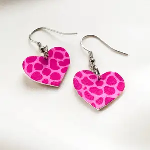 Handgjorda örhängen med motiv av rosa hjärtan