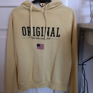 Hoodie  - En gul hoodie från ginatricot. 