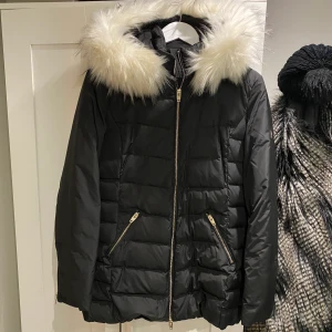 Rockandblue jacka - Svart Rockandblue jacka storlek 38 med vit fuskpäls,  använd 3-4 ggr förra vintern. Nyskick!