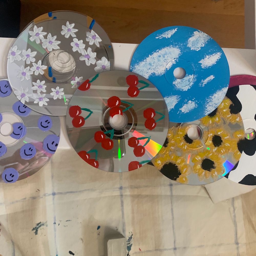 Intressekoll🥰 jag målar CD skivor och tänke se om någon är intresserad av att köpa. Du kan själv välja vad jag kan måla på CD skivorna (om det inte är för svårt såklart hahahah). Bilderna vissar exempel som jag har gjort🥰 40 kr/styck. Frakt på 11 kr❤️. Övrigt.