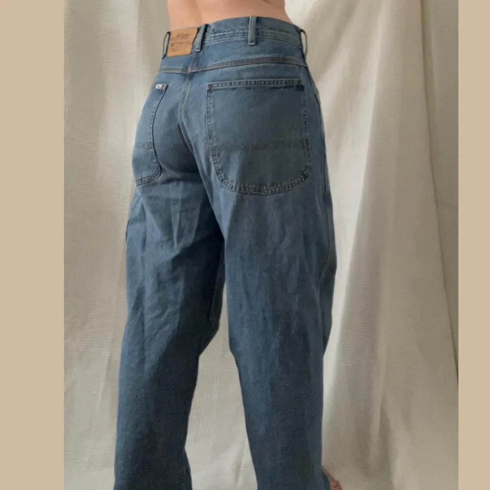 mycket snygga oversized jeans från weekday x lee. de är högmidjade. detaljer på högra benet med fickor. visas på en M som är 165 cm lång. i nyskick! nypris 800kr. skriv för fler bilder! . Jeans & Byxor.