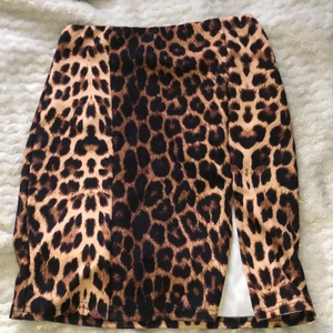 Kjol med slits - En kjol med slits från boohoo, aldrig använd 