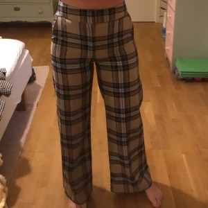Kostymbyxor - Rutiga kostymbyxor från Lindex, storlek 38. Aldrig använda 🥰