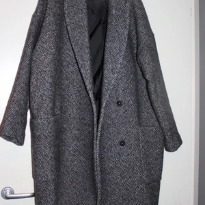 Kappa från Carin Wester strl 40 - Kappa i fint skick, från Carin Wester i storlek 40 (något oversized modell). Köpte den begagnat och de stod missvisande strl i annonsen så därför är den för stor men älskar kappan :(