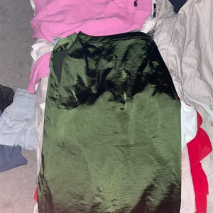 Grön glansig kjol - Grön glansig kjol från kappahl strl 38 100kr exkl frakt 💖