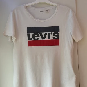 Levis T-shirt - Levis tshirt, väldigt bra skick. Köpt 2 år sen. Säljs pga används inte. Kan frakta, då står köpare för frakten. Skriv privat för fler bilder.Pris kan diskuteras.