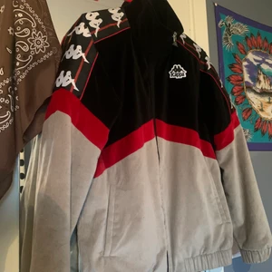 Kappa trackjacket - Väldigt snygg men passar inte mig. Köpt på Sergio&friends i malmö. För killar men kan även passa tjejer!! 