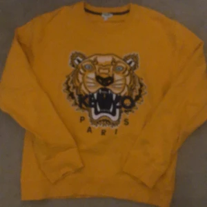 Kenzo tröja - Fin tröja använd endast fåtal gånger. Inköpt på Kenzo flaggship i Paris. Herrstolek L , men passar även dam . Ny pris ca 2000:-  säljes för 900:-