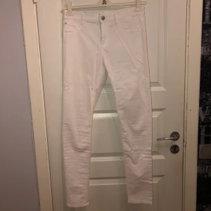 Vita jeans - Vita jegging Jane Mid Rise från Cubus, aldrig använda! Köparen står för frakten OBS finns billigare frakt men paketet är isåfall inte spårbart!