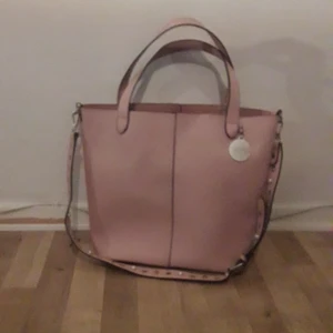 Mary Kay väska (rosa)skinn - Ny oanvänd väska av märket Mary kay, stor och rymlig med innerfack