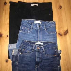 3 jeans - Tre stycken högmidjade skinnyjeans i modellen Molly från Gina tricot🖤Alla 3 för 150kr eller1 för 60kr. Nypris var 300kr st🖤köparen står för frakten eller möts upp i Stockholm. 