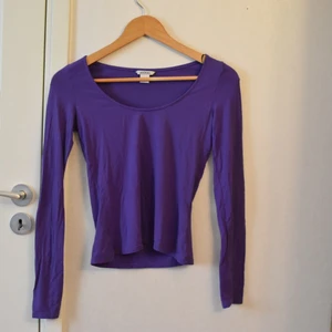Snygg lila tröja - Väldigt fin långärmad tröja från monki, den är det budgivning på i kommentarerna. Skriv privat om du vill ha bilder på passform. Den är i fint skick, har ett väldigt litet hål på undersida arm som ej syns. Budgivning avslutas 15/1 2021. Buda på! 