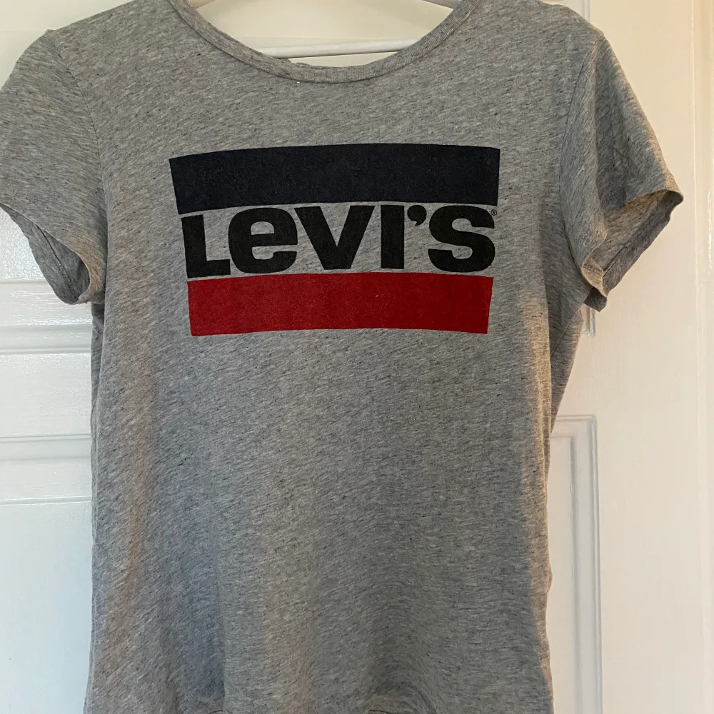 Grå t-shirt från Levis i storlek XS men passar som S. Tunt, mjukt material och sitter fint. Inte använd mycket alls. Kontakta mig vid intresse! . T-shirts.