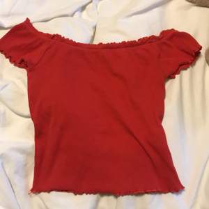 Röd ribbad offshoulder tröja från ginatricot i Strl M, 50kr plus frakt🥰