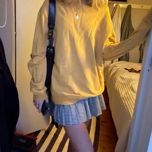 Gul sweatshirt - Säljer min gula sweatshirt från Zara man. Den är i en senapsgul färg och sitter oversized på mig. Den är i storlek L.
