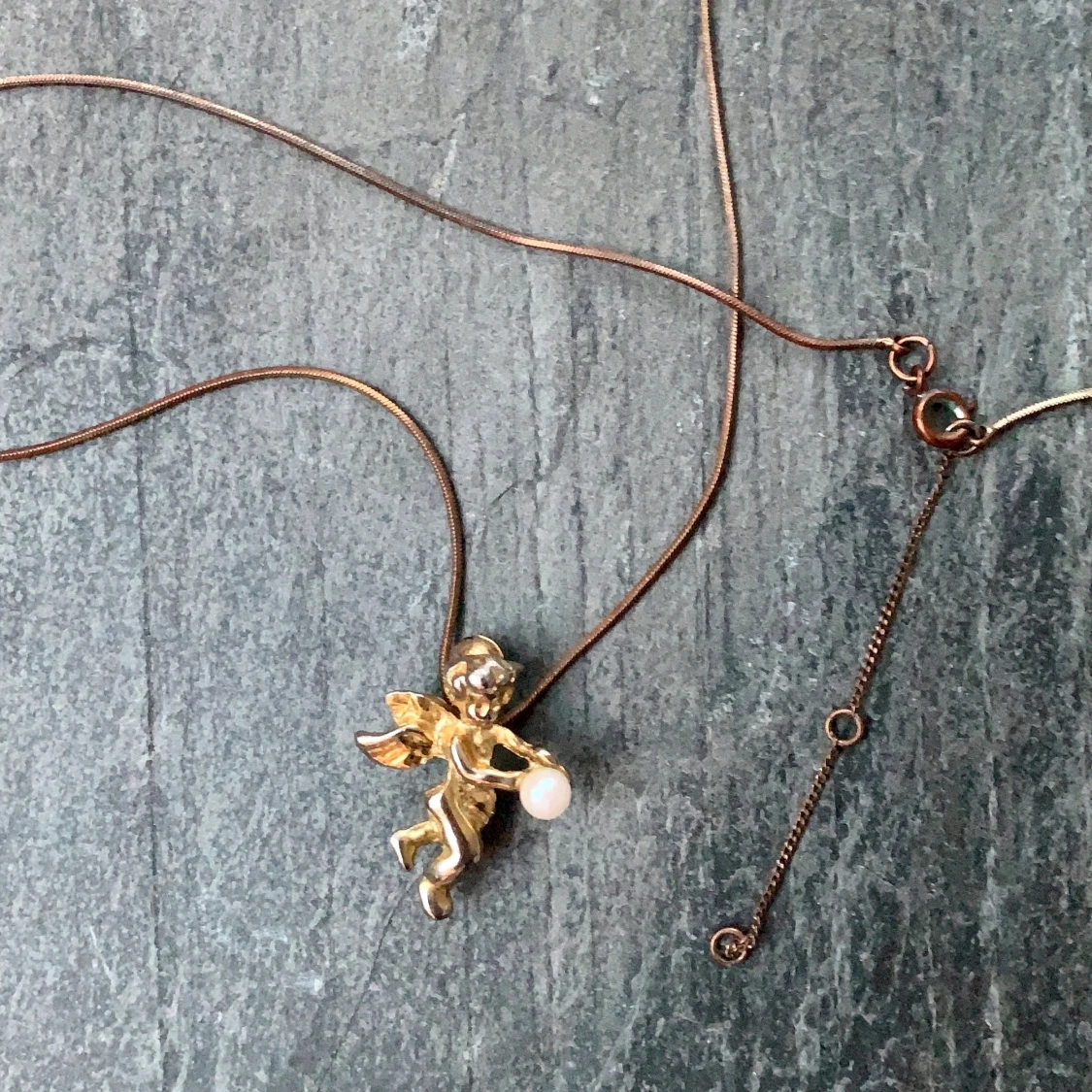 Halsband med ängel som håller pärla - 90