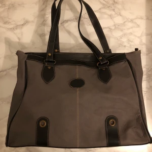 Väska - Väska i använt skick. Upphämtning på Lidingö.