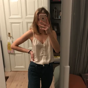 Gulligt linne - KOLLA ERBJUDANDE PÅ MIN SIDA (lila bild)! Linne med fina detaljer! Ok skick i stl 38😊