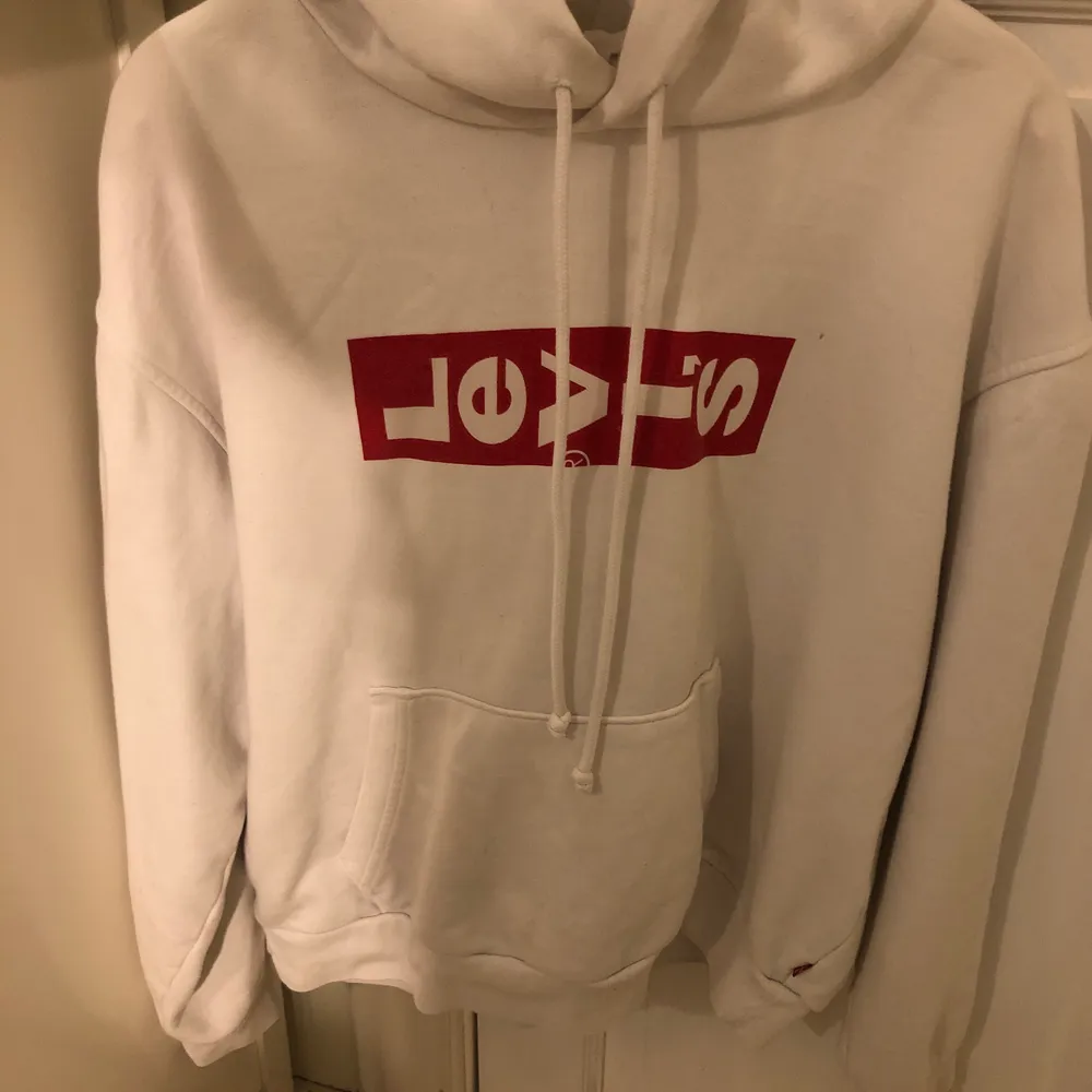 En hoodie från levi’s. Köptes för två år sedan men är sällan använd. Tröjor & Koftor.