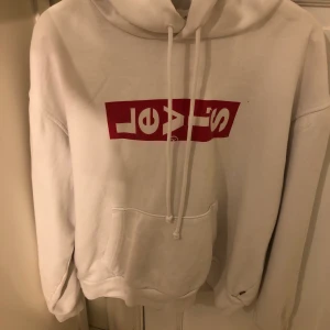 Levi’s hoodie i storlek S - En hoodie från levi’s. Köptes för två år sedan men är sällan använd