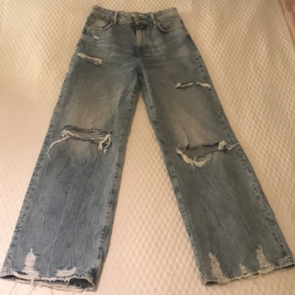 Ljusblå slitna vidare jeans från bershka i storlek 38. Använda 4-5 gånger. 300kr eller bud. Frakt 50kr.. Jeans & Byxor.