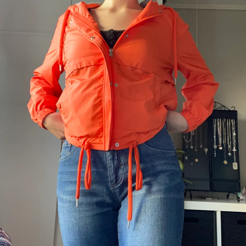 Neon orange jacka, väldigt tunn, skulle säga att det är en vindjacka, storlek 42 men sitter super på mig som är 38 plus att den har snören som man kan dra åt om man vill att den ska sitta tajtare, fri frakt✨. Jackor.