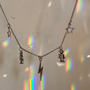 Halsband - Halsband med tunnare kedja💫  vid byte av någon berlock eller andra önskemål så skriv till mig. Kan även skicka bilder på hur de sitter på!pris är inklusive frakt