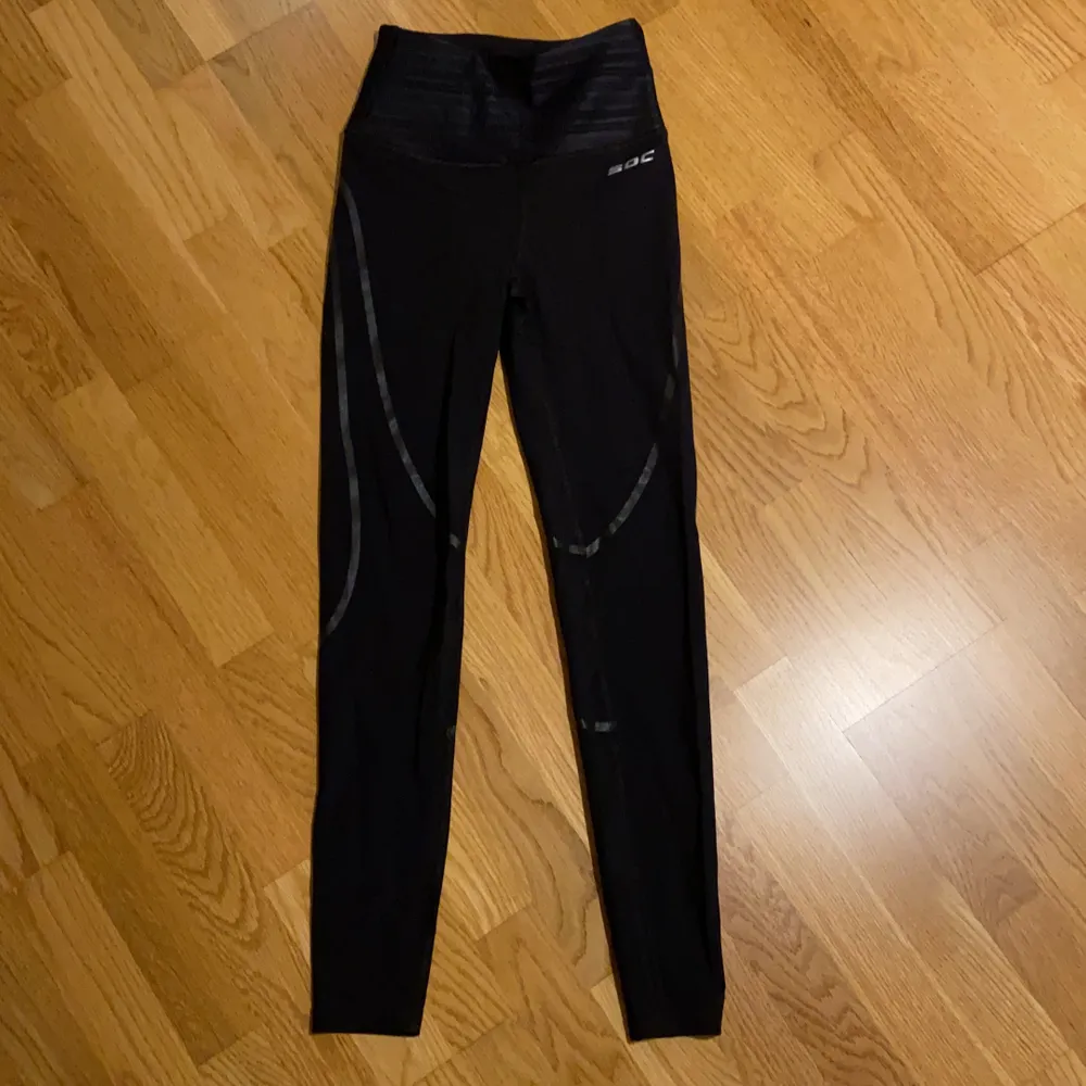 Ett par träningstights som jag endast använt en gång. Svarta med detaljer på (som på bilden) och högmidjade.. Jeans & Byxor.