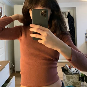 axellös tröja - rosa/brun, axellös tröja med 3/4 ärmar. väldigt bekväm och går enkelt att vika upp för att få mer av en croppad look. (Går även att få spårbar frakt).