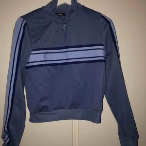  - En blå/lila tröja med dragkedja som är lite cropad. Säljer då den är för liten. Frakt betalar köparen❣️