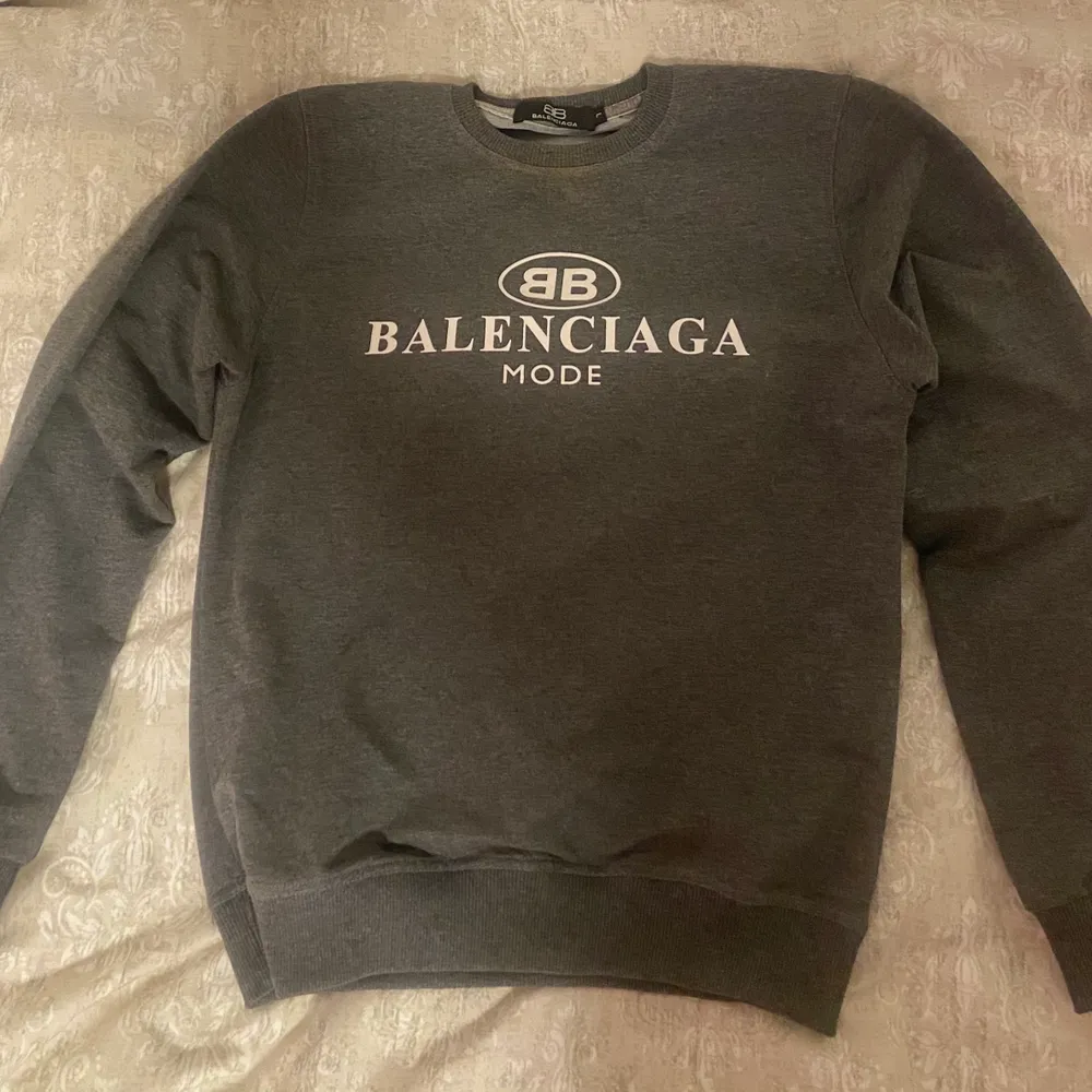 Säljer min Balenciaga tröja som är använt ett fåtal gånger. Är en A-kopia, är tunn i sitt material och väldigt bra kvalite. Tröjan är i storlek S, är köpt utomlands. Frakt ingår i priset, kan mötas upp eller frakta! . Toppar.