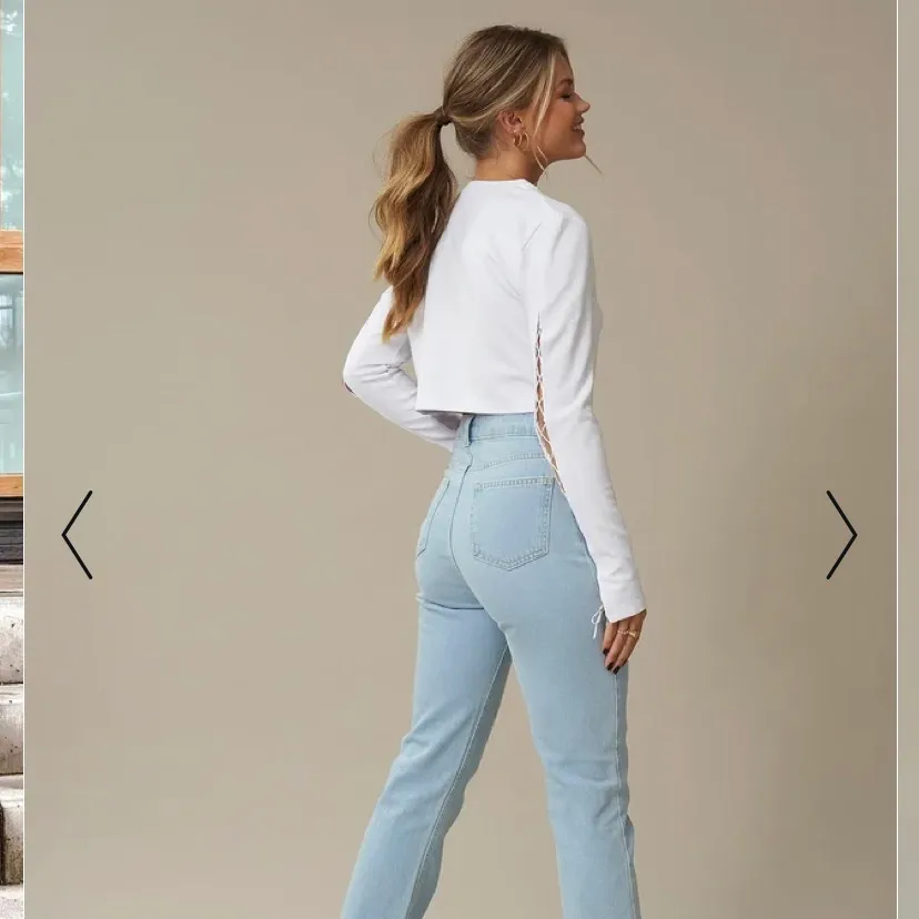 Säljer dessa suger snygga jeansen från Hanna Schönberg x nakd. Säljer dem då de är alldeles för stora och långa för mig som är 163 cm lång😍😍😍köparen står för frakten😝många intresserade. Jeans & Byxor.