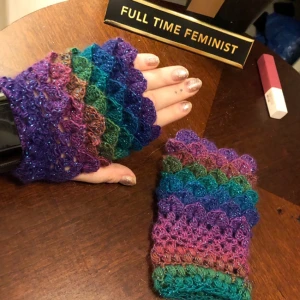  - Hemmavirkade mermaid-vantar i de mest fantastiska färger som verkligen förgyller dessa gråa vinterdagar. De är gjorda med akrylgarn, som till och med har en tråd av glitter i sig(!!)  Den första bilden visar vilket par som är till salu. 💕   