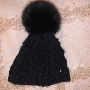 Mössa från HPI of Sweden - Mössa med pälsboll från HPI.