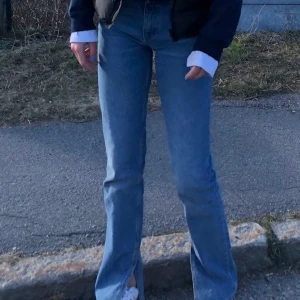Jeans - Säljer mina blåa jeans från mango som är lite lägre i midjan och har slit där nere.                        Har bara använt de ett fåtal gånger och säljer de för att ja inte får någon användning av dom.