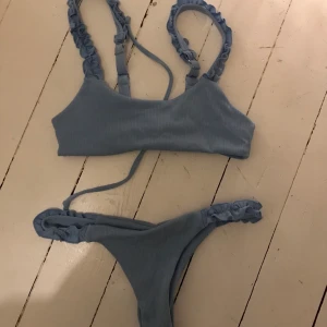 En blå lågmidjad bikini  - Den är i mycket bra skick då den bara använts ett fåtal gånger, den är i en ljusblå färg.                               Med frakt 69kr