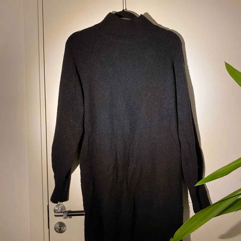 En trendig svart stickad klänning. Säljs på grund av storleksfel.. Klänningar.