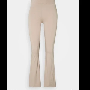 Gina tricot byxor - Jättesnygga beiga utsvängda byxor från gina. Kommer tyvärr aldrig till användning.💘