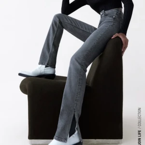Jeans med slits - Säljer mina nya jeans från zara, helt nya bara testade lappen finns kvar. Frakt ingår i priset😍