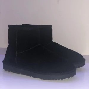 FAKE uggs storlek 37 - Dessa uggs är från Nelly och är köpta för 349kr. De är jätte sköna och varma! Skorna är aldrig använda och är i nyskick! Säljer då de är för små! (Storlek 37) de är absolut inte äkta! Säljer för 220kr+frakt